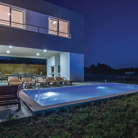 בית נופש Three-bedroom In *
